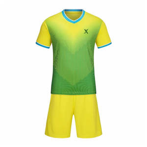 Maillot et short de football légers avec technologie de séchage rapide, tissu en maille respirant, idéal pour les températures chaudes et les matchs intenses - Product Image 1