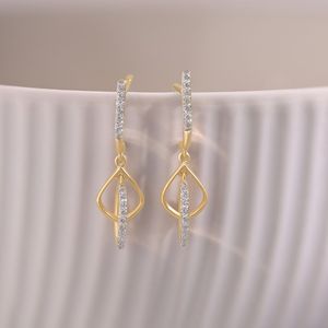 ต่างหูทรงหยดน้ำคู่ประดับเพชรแล็บโกรว์สีเหลืองทอง - Product Image 2