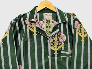 Conjunto de Pijamas para Pareja con Rayas Florales Verdes, Manga Larga y Cuello con Muescas - Product Image 4