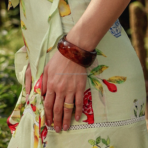 Brazalete de resina marrón, brazalete de acrílico grueso hecho a mano, joyería de moda, pieza de declaración única para mujeres y niñas - Product Image 1