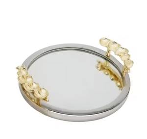 Plateau de service miroir classique avec bordure argentée et design feuille d'or, poignées en aluminium écologique faites à la main pour Ramadan et mariages - Product Image 2