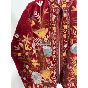Chaqueta de terciopelo rojo con bordado Suzani, abrigo hecho a mano para invierno, unisex, de algodón con forro interior de algodón. - Product Image 4