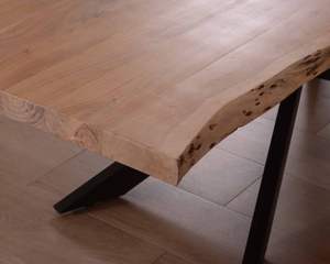 Mesa de comedor grande Vandana Ivory Detail con una cubierta de acacia maciza de 280 cm y patas de metal 3D - Product Image 4