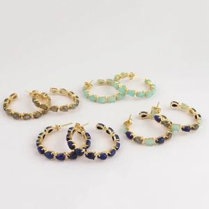 ต่างหูห่วงประดับพลอยธรรมชาติหลากหลายชนิด ชุบทอง 18k รูปทรงลูกแพร์ ลาพิส ลาซูลี อะควา คาลซีโดนี ลาบราดอไรต์ แบบฝังหนามเตย คู่หนึ่ง - Product Image 4