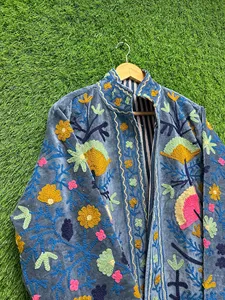 เสื้อแจ็คเก็ตปักลายดอกไม้สไตล์โบฮีเมียนสีน้ำเงินกำมะหยี่ ดีไซน์เนอร์ งานแฮนด์เมด สำหรับผู้หญิง เสื้อแจ็คเก็ตฤดูหนาว - Product Image 1