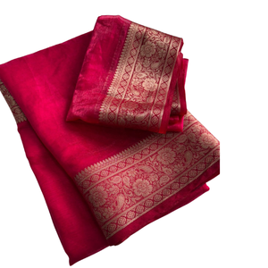 Sari en soie rouge de qualité supérieure avec bordure florale en zari doré pour mariage et occasions spéciales - Product Image 1