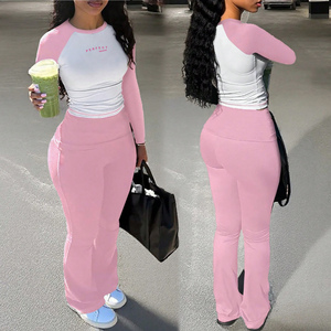 Ensembles pour femmes : Survêtement deux pièces tendance de haute qualité, comprenant un crop top et un pantalon ample, idéal pour le sport - Product Image 4
