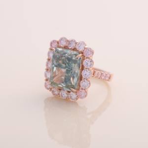 Anillo de Plata de Ley 925 con Diamante Verde Radiante y Halo de Diamantes Rosados Redondos - Product Image 6