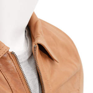 Veste en cuir décontractée pour homme avec un design épuré et simple, finition douce, imperméable et écologique, logo sur le devant - Streetwear quotidien - Product Image 3