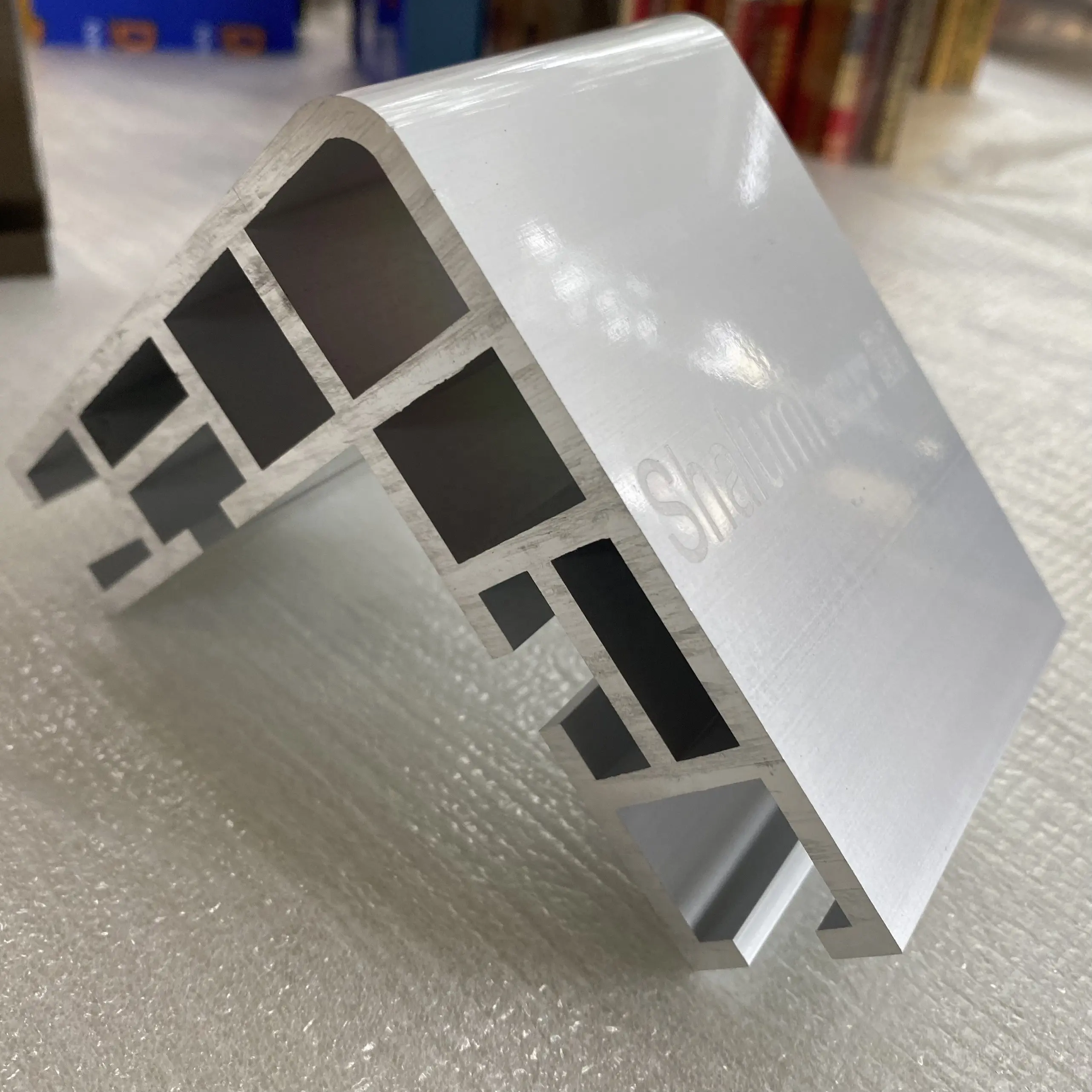 Profilo in alluminio per ascensori anodizzato personalizzabile in alluminio Song Hong prodotto in VIetnam
