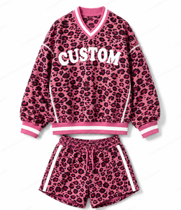 Conjunto de 2 Piezas para Mujer, Estampado de Leopardo Rosa, Cuello en V, Suéter y Pantalones Cortos, Corte Holgado, Deportivo, Tejido de Poliéster, Por Encima de la Rodilla, Primavera Verano - Product Image 1