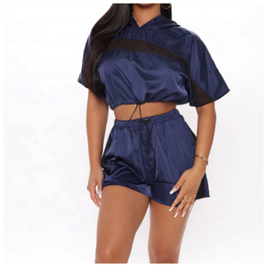 Conjunto de dos piezas de Hip Hop sólido de verano 2022 para mujer, sudadera de satén de poliéster reflectante, pantalones cortos deportivos informales, botón al por mayor - Product Image 6