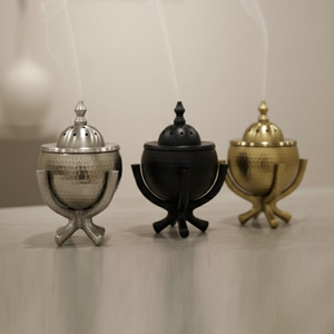 Ensemble d'encensoirs en métal martelé orné avec couvercles bombés et supports arqués uniques, disponible en trois magnifiques finitions métalliques - Product Image 2