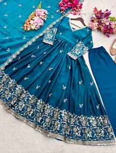 Costume Anarkali traditionnel noir pour femmes avec broderie dorée, longueur au sol, coupe régulière, pour les occasions de mariage, style Inde Pakistan - Product Image 4