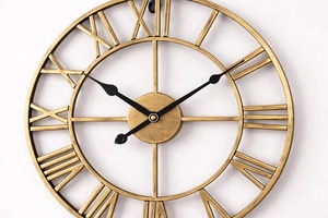 Horloge murale décorative à chiffres romains finis en or, idéale pour l'entrée et le couloir, crée un look intemporel et sophistiqué - Product Image 6