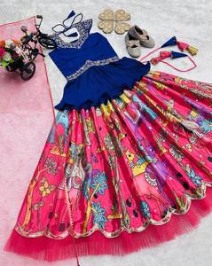 ชุดส่าหรีปักลายสีน้ำเงินของ NiMa Creations ผ้าชีฟอง พร้อมผ้าคลุมไหล่สีชมพู ชุดแต่งงานแบบดั้งเดิมของอินเดียสำหรับเด็กผู้หญิง ทรงปกติ ความยาวระดับเข่า - Product Image 6