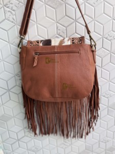 Bolso Bandolera de Cuero Auténtico Hecho a Mano con Flecos y Grabado Artesanal Estilo Bohemio Gitano, con Pelo de Vaca, Venta al por Mayor - Product Image 4