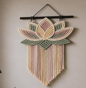 Bandera de pared artística de macramé con diseño de flor de loto en varios tonos pastel y flecos largos y rectos, disponible a precios de mayorista. - Product Image 1