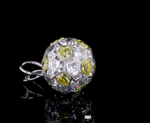 Colgante de Esfera Geométrica de Diamante de Laboratorio Amarillo Blanco de 8.50CT con Corte Hexagonal y Engaste Invisible en Oro Blanco de 14Kt - Product Image 2
