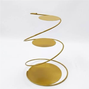 Elegante soporte para pasteles de alambre metálico dorado con estructura geométrica de diamante invertido para dulces, disponible a precios de mayoreo. - Product Image 2