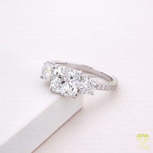 Anillo de Compromiso de Moissanita de Diseño Único para Mujer, Joyería de Boda Elegante y Refinada, Disponible para la Venta - Product Image 1