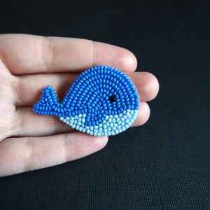 Broche Chat Doré Broderie Perles de Verre Faite à la Main avec Yeux en Cristal Bleu et Détail Nœud – Élégante Épingle de Revers pour Amateurs d'Animaux - Product Image 6