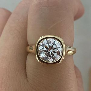 Bague de fiançailles classique ronde en moissanite de 2,50 carats, sertie de griffes en or jaune 14 carats, certifiée IGI, best-seller Iced Jewelz - Product Image 4