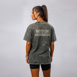 เสื้อยืดเดนิมโอเวอร์ไซส์ Moto End Corporation แขนสั้นสำหรับผู้ชาย สไตล์สตรีท ล้างสีแบบแอซิด คอกลม พิมพ์ลายตัวอักษรสีดำ โลโก้ด้านหลัง - Product Image 3
