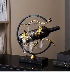 Divertido soporte para botellas con forma de perro dachshund gris. Estante creativo con forma de animal para mascotas. Disponible a precios de mayorista. - Product Image 2