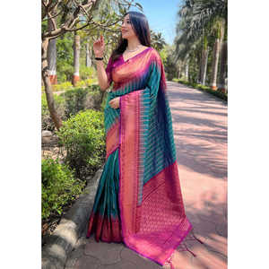 ชุดราตรีผ้าไหมเนื้อนุ่มสีเขียวขวด แต่งขอบลายดอกไม้ด้วยด้ายซารี - Product Image 3