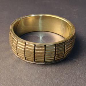 Brazalete de latón ancho con nervaduras y acabado en oro antiguo - Brazalete de metal texturizado hecho a mano - Estilo bohemio duradero - Product Image 4