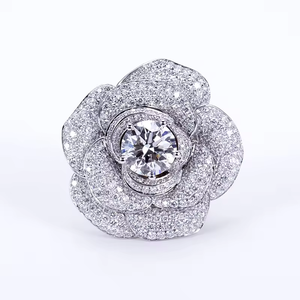 Bague de luxe en forme de fleur avec diamants de laboratoire blancs DEF VVS sur les côtés, or massif 18 carats, certifiée IGI - Product Image 4