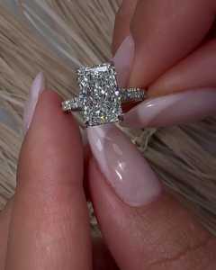 Bague de fiançailles en or massif 14K 18K personnalisée avec diamant de laboratoire taille radiant 4 carats, pavé italien et halo inversé, vente en gros d'usine - Product Image 2
