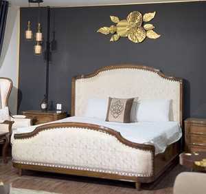 Ensemble de chambre à coucher King Size de style américain, rembourré, avec design capitonné et design antique, pour maison, villa, mariage - Product Image 2