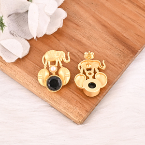 Boucles d'oreilles pendantes en onyx noir naturel et perle, plaquées or, en laiton, bijoux faits à la main pour femmes - Product Image 5
