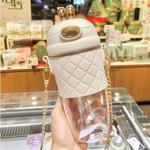 Botella de agua de plástico de 580 ml con orejas de conejo, pajita, perlas y correa de cadena metálica, portátil, para niños. - Product Image 6