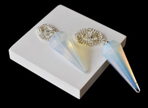Pendules facettés sculptés en opale blanche de haute qualité pour la radiesthésie, le Reiki, la guérison et l'équilibrage des chakras - Product Image 3