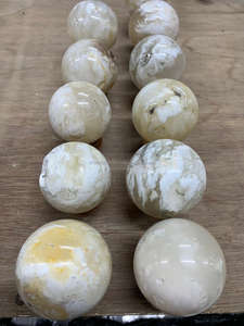 Piedras Preciosas Naturales de Pluma Blanca de Indonesia de Alta Calidad al por Mayor, Forma Esférica, Cristal Curativo Artesanal de 5 cm - Product Image 5