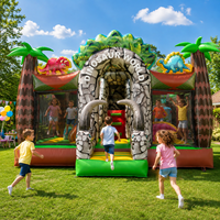 Château gonflable commercial sur le thème de la jungle avec murs en filet, palmiers et zone de jeu interactive pour enfants