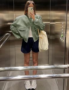 Chaqueta Bomber Corta Verde Oliva para Mujer con Bolsillos de Parche, Cierre de Botones, Estilo Casual, Manga Larga, Cuello Alto - Product Image 3