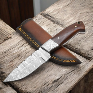 Couteaux de chasse en acier Damas faits à la main, lames fixes personnalisées, couteaux de camping en plein air avec manche en bois et étui en cuir pour le bushcraft - Product Image 1