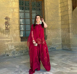 Ensemble Sharara pakistanais en tissu Georgette brodé de qualité supérieure, coupe ajustée, séchage rapide, idéal pour les fêtes, best-seller - Product Image 1