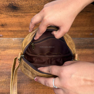 Elegante bolso de cantimplora de cuero de inspiración occidental para el cabello, eslinga circular de cuero de piel Premium con detalle de borla y cierre de cremallera - Product Image 5