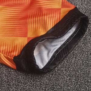 Ensemble de maillot de cyclisme pour homme, motif géométrique orange, chemise à manches courtes et short noir avec bretelles et rembourrage. - Product Image 5