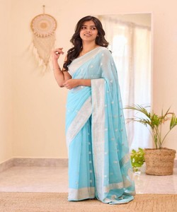 Sari de Seda Azul Claro con Borde Blanco y Puntos, Prenda Tradicional India para Mujer, Estilo Casual para Todas las Temporadas - Product Image 1