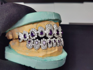 Grillz Hip Hop Personnalisé de Luxe avec Pierres Taillées Poire Violettes, Perles d'Eau Douce, Micro-Pavé Moissanite et Finition Plaqué Rhodium pour Dents - Product Image 3