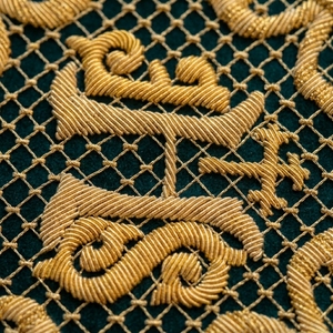 Cáliz bordado a mano con hilo de oro IHS, estandarte litúrgico de terciopelo verde personalizado para iglesia, decoración de altar. - Product Image 3