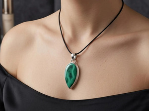 Pendentif vintage en laiton plaqué argent avec pierre précieuse en malachite naturelle en forme de goutte d'eau sertie dans un cadre - Product Image 1