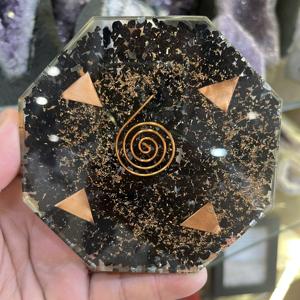 Plaque octogonale en tourmaline noire naturelle polie de 4 pouces, sous-verre en orgonite, spirale en cuivre, pour la guérison énergétique et la décoration - Vente en gros - Product Image 3