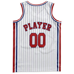 Ensemble uniforme de basketball rétro personnalisé à rayures blanches avec bordures rouges et bleues, maillot et short, design rétro avec nom et numéro d'équipe - Product Image 4